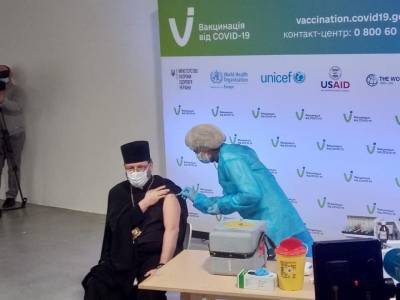 В Киеве начали вакцинировать священников и раввинов
