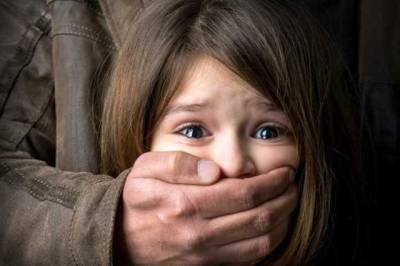 На Житомирщині 47-річний чоловік ґвалтував свою малолітню похресницю