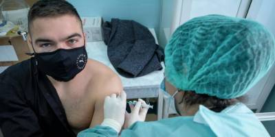 Вакцинацию от COVID-19 на Буковине блокируют на местах — врач-инфекционист