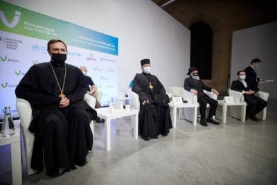 Украинских религиозных лидеров прививали от COVID-19
