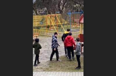 Во Львове на детской площадке группа подростков с пистолетами угрожала играющим детям