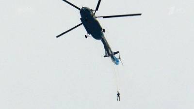 Над Читой заметили вертолет, за который во время неудачного прыжка зацепился парашютист