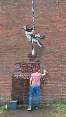 Неизвестные испортили граффити Banksy в Рединге