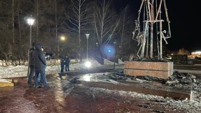 Очевидцы в Татарстане сняли памятник, полыхающий огнем