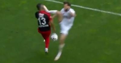 Футболист отправил соперника в нокдаун жесточайшим ударом ногой в голову: тот поднялся и продолжил матч (видео)