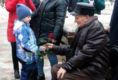 Ветеран Великой Отечественной войны принял поздравления с 96-летием в посёлке Выборгского района