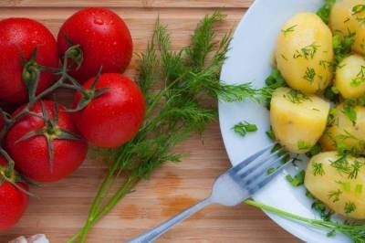 Как вырастить томат и картошку на одном кусте?