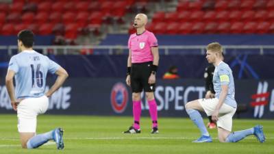 Арбитры из России не встали на колено перед матчем Лиги чемпионов