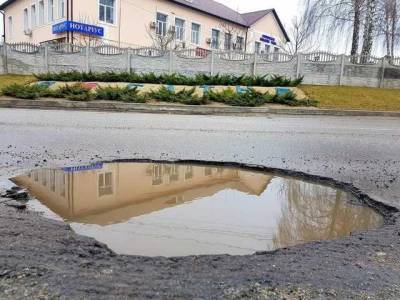 Катастрофическое состояние дороги под Киевом показали на фото