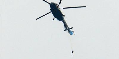 В России парашютист зацепился за вертолетом и чудом выжил - ТЕЛЕГРАФ