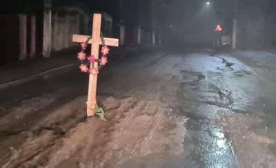 В поселке под Киевом посреди улицы установили могильный крест (фото)