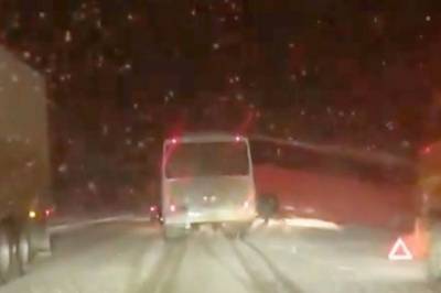 В Хабаровском крае автобус врезался в два автомобиля и слетел с дороги
