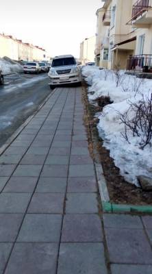 Водителя, припарковавшего Lexus на тротуаре в Дальнем, оштрафовали