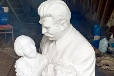 В Каргополе откопали бюст Сталина с бурятской девочкой Гелей Маркизовой на руках