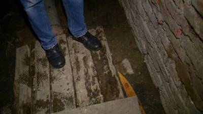 Подвал дома на улице Славы затопило стоками из канализации