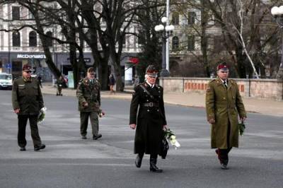 Латышские легионеры возложили цветы у памятника Свободы