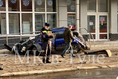 В Туле 17 марта около Машзавода на большой скорости разбился автомобиль