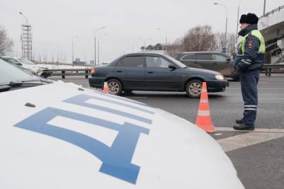 Автомобиль наехал на трех человек на пешеходном переходе на юге Москвы