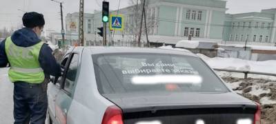 Сотрудники ГИБДД Петрозаводска проверили, пристегнуты ли пассажиры такси ремнем безопасности на заднем сиденье