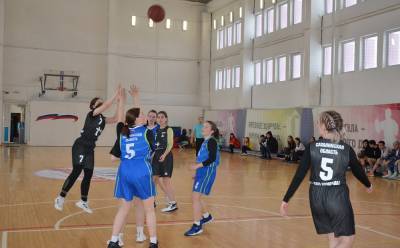 В Поронайске определили сильнейших баскетболисток районных школ