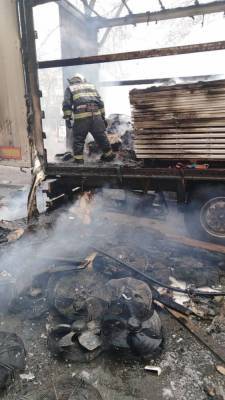 На Савушкина в Астрахани загорелся полуприцеп грузовика