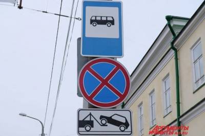 В Москве автомобиль врезался в автобус на остановке