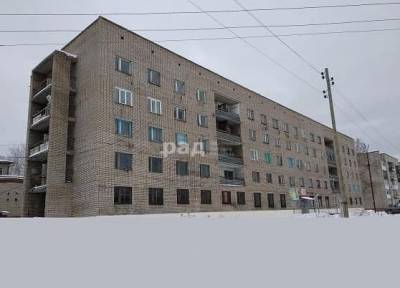 На севере Урала выставили на продажу общежитие с жильцами