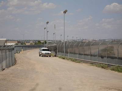 Граница между США и Мексикой на пороге самого большого за 20 лет притока мигрантов и мира