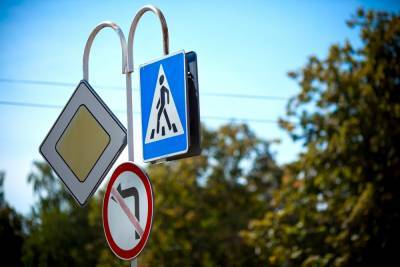 На дорогах Астрахани обновляют дорожные знаки