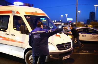 Три человека пострадали в результате наезда иномарки на остановку в Москве