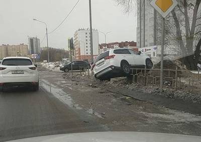 На Муромском шоссе автомобиль повис на ограждении