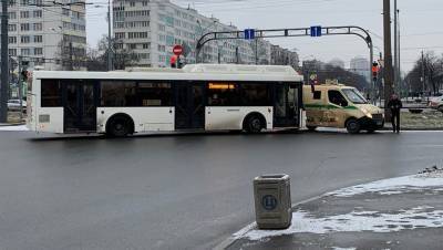 В Купчино рейсовый автобус протаранил машину инкассаторов