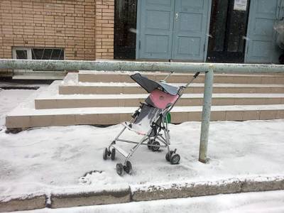 В Балашихе снег грохнулся на коляску с ребенком: возбуждено дело