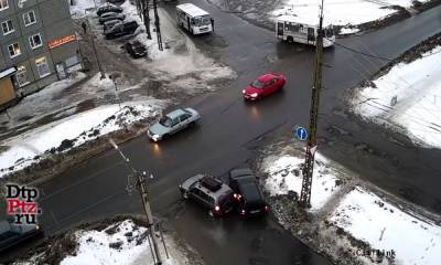 В Петрозаводске водитель «Нивы» врезался в кроссовер и скрылся с места ДТП