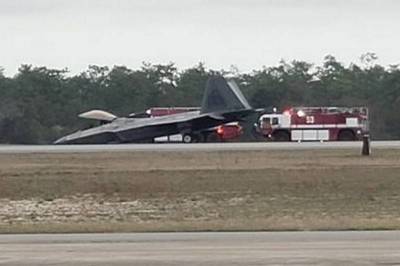 Истребитель F-22 ВВС США совершил аварийную посадку