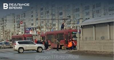 В Казани пассажирам пришлось толкать трамвай