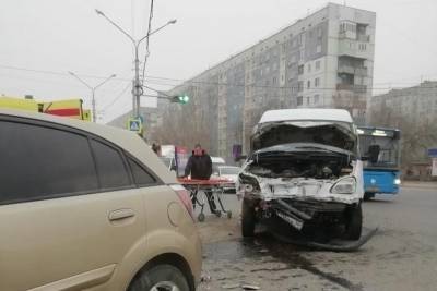 В Астрахани произошла серьезная авария с участием маршрутки