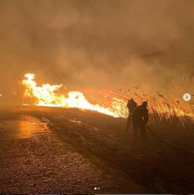 Из-за пожара в Астраханской области эвакуировали жителей поселка Ревин Хутор