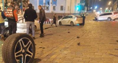 В центре Киева столкнулись два автомобиля