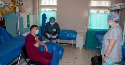 В Украине первый человек получил вторую дозу вакцины