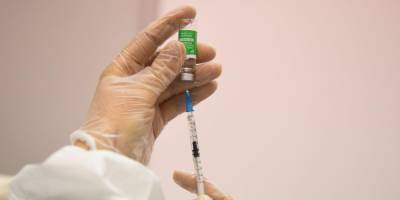 В Украине первый человек получил обе дозы вакцины от коронавируса