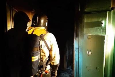 Пожарные потушили дверь лифта в читинском доме