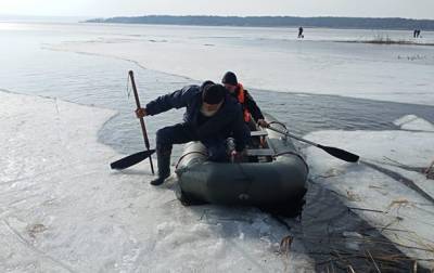 На реке Днепр спасли рыбаков с отколовшегося льда
