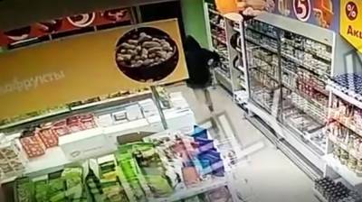 Неадекватный воронежец разбил окно магазина и сбежал с корзинкой: появилось видео