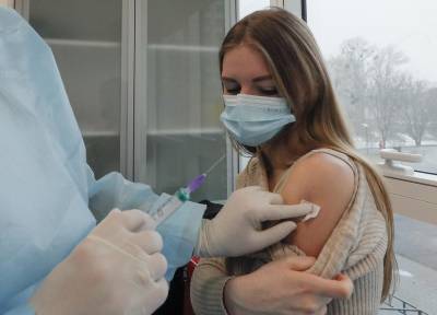 Первый украинец получил вторую дозу вакцины от COVID