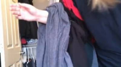 Девушка нашла простой лайфхак, чтобы повесить одежду в шкаф - соцсети в восторге (Видео)
