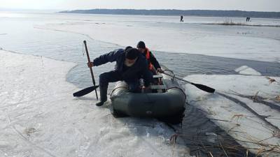 Под Переяславом на Киевщине рыбаки оказались на отколовшейся льдине: видео