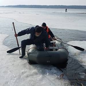 На Киевщине спасли рыбаков с отколовшейся льдины. Фото. Видео