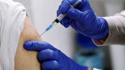 В Украине первый человек получил две дозы вакцины от COVID-19