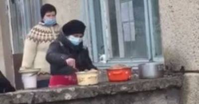 В одной из больниц Львовской области пищу для больных передают через окна снаружи: видео